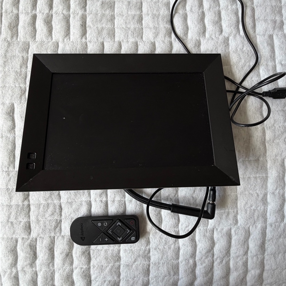 Nixplay Black Digital Photo Frame with Remote